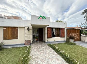 Casa · 216m² · 7 Ambientes · 4 Cocheras · Casa en Venta Cerca del Lago – 4 Dorm., Amplio Lote y Cochera Para 4 Autos en Villa Carlos Paz