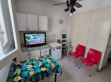 Departamento de 1 ambiente, Balvanera · 1 Ambiente por Escalera en Primer Piso Al Frente con Balcón Francés.