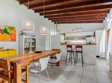 Casa · 135m² · 6 Ambientes · 1 Cochera · Casa en Venta 5 Dorm. Entre Caminos 21c 423 Bis y 424 Permuta Dpto La Plata