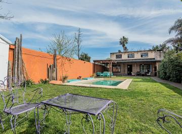 Casa · 135m² · 6 Ambientes · 1 Cochera · Casa en Venta 5 Dorm. Entre Caminos 21c 423 Bis y 424 Permuta Dpto La Plata