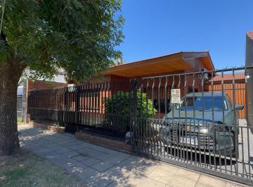 Casa · 108m² · 3 Ambientes · 2 Cocheras · Casa en Venta Apta Crédito Moron Sur