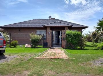 Casa · 242m² · 4 Ambientes · 2 Cocheras · Chalet en Punta Chacra La Yerra Al 2200 Roldan