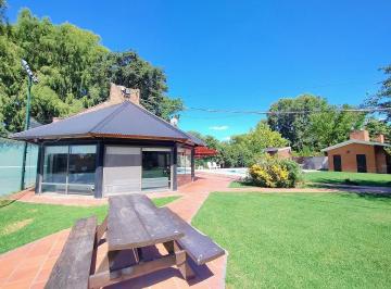 Casa · 258m² · 5 Ambientes · 2 Cocheras · Se Vende Casa con Gran Parque, Quincho y Pileta - Roldán
