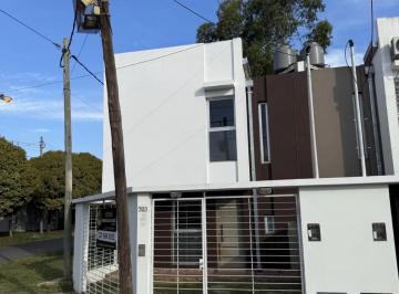 Casa · 75m² · 3 Ambientes · 1 Cochera · Casa - Los Hornos