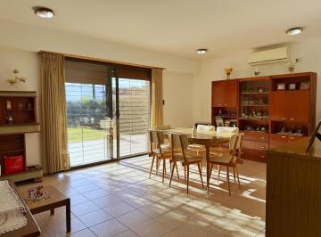 Casa · 120m² · 3 Ambientes · 1 Cochera · Casa en Abasto