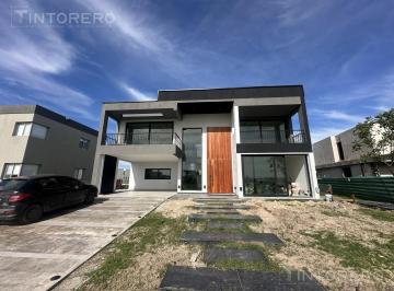 Casa · 297m² · 4 Ambientes · 2 Cocheras · Casa en Venta de 5 Ambientes con Parque y Pileta en Terralagos, Ezeiza