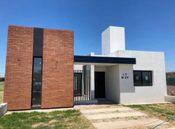 PH · 115m² · 3 Ambientes · 2 Cocheras · Espectacular Casa de Una Planta en Cuestas de Mananatiales 2 Dorm. 2 Baños!