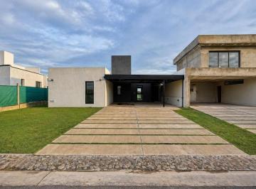Casa · 600m² · 6 Ambientes · 2 Cocheras · Siete Soles a Estrenar. 3dor. 3 Baños. Cochera Doble.