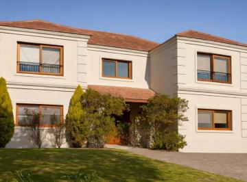 Casa · 322m² · 8 Ambientes · 4 Cocheras · Casa en Venta, 5 Dorm., en Pilar Golf Club, Pilar, Gba Norte