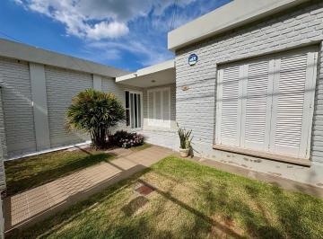 Casa · 126m² · 6 Ambientes · 1 Cochera · Propiedad en Barrio Villa del Parque con 2 Dorm. - Apta Crédito
