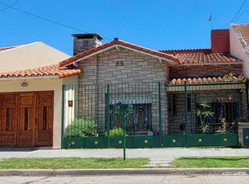 Casa de 4 ambientes, Quilmes · Impecable Chalet en Venta Ubicado en Barrio Parque, Bernal.