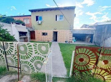 Fachada trasera de la casa y patio · Venta – Casa de 5 Dorm., con Patio y Departamento Independiente - Fisherton, Rosario