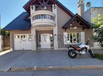 Casa · 202m² · 5 Ambientes · 1 Cochera · Venta Casa 4 Dorm. en B° Mosconi - Rafaela