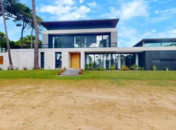 Casa · 355m² · 5 Dormitorios · 2 Cocheras · Casa en Venta en Barrio Privado - Pioneros Pinamar - 6 Amb. con Pileta