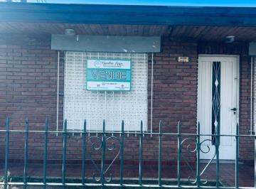 Casa de 3 ambientes, Berazategui · Venta Casa en Berazategui de 4 Ambientes. Ideal Vivienda o Inversiónmuy Buena Ubicación