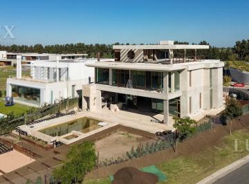Casa · 700m² · 8 Ambientes · 4 Cocheras · Casa en Venta con Cuatro Suites y Vista a La Laguna en Los Puentes, Nordelta