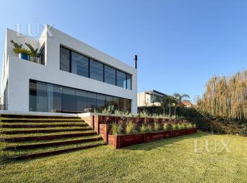 Casa · 450m² · 6 Ambientes · 4 Cocheras · Casa en Venta con 4 Habitaciones en Suite y Salida Al Rio en El Yacht, Nordelta