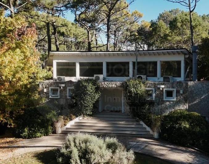 Casa · 330m² · 3 Dormitorios