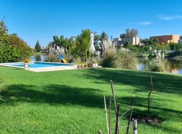 Casa · 200m² · 5 Ambientes · 2 Cocheras · Casa a Laguna en Cul de Sac en Venta en El Canton Norte