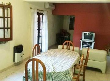Casa · 175m² · 8 Ambientes · 1 Cochera · Casa de 3 Dorm. con Cochera, Patio y Galeria con Asador. Canalejas 2300. Parque Velez Sarsfiel