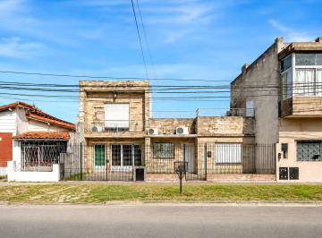 Casa en venta ubicada en Castelar, ideal para familias. Esta propiedad ofrece 10 · Venta Casa Lote Propio en Castelar Norte, Excelente Oportunidad.