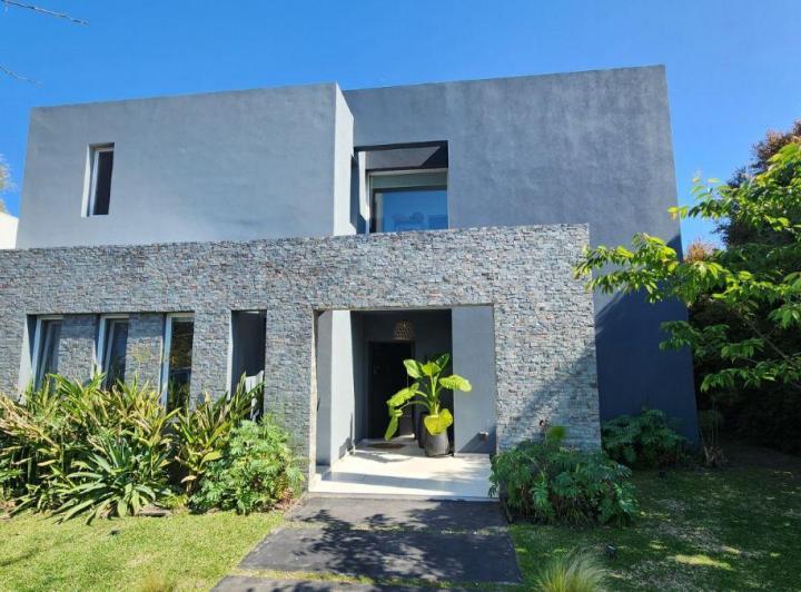 Casa · 240m² · 5 Ambientes · 4 Cocheras