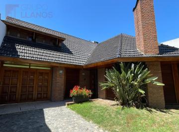 Casa · 220m² · 5 Ambientes · 2 Cocheras · Casa de 5 Ambientes en Venta en El Centro de Luján con Pileta