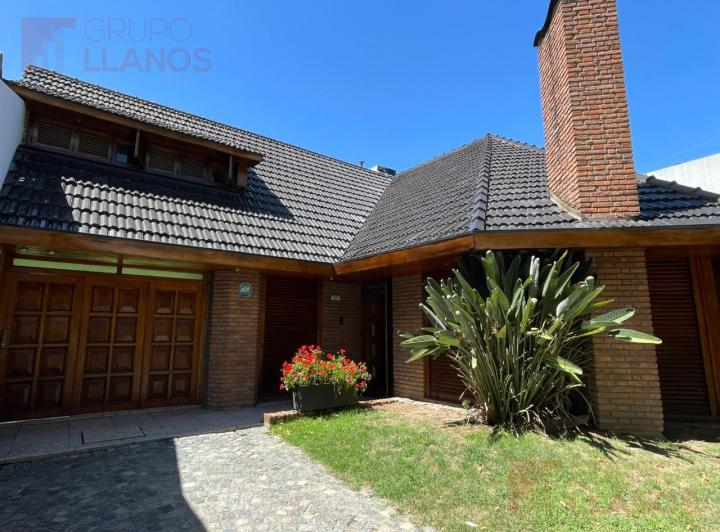 Casa · 220m² · 5 Ambientes · 2 Cocheras