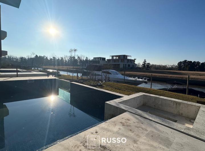 Casa · 550m² · 6 Ambientes · 4 Cocheras