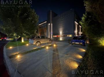 Casa · 220m² · 6 Ambientes · 5 Cocheras · Venta - Casa Estilo Moderno en Barrio St mathew'S - Pilar