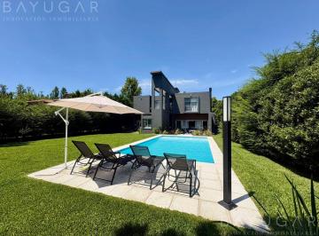 Casa · 220m² · 6 Ambientes · 5 Cocheras · Venta - Casa Estilo Moderno en Barrio St mathew'S - Pilar