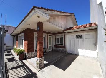 Casa · 120m² · 4 Ambientes · 1 Cochera · Venta - Oportunidad Chalet 4 Ambientes con Parque - Chauvin