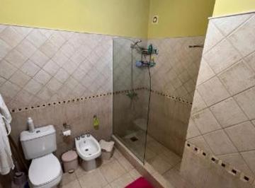 Casa · 204m² · 5 Ambientes · 2 Cocheras · Casa en Venta - 4 Dorm. 4 Baños - Funes