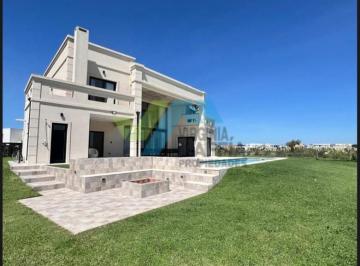 Casa · 245m² · 6 Ambientes · 1 Cochera · Venta de Casa en Dos Plantas con Pileta - Canton Golf