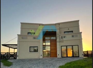 Casa · 245m² · 6 Ambientes · 1 Cochera · Venta de Casa en Dos Plantas con Pileta - Canton Golf