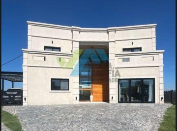 Casa · 245m² · 6 Ambientes · 1 Cochera · Venta de Casa en Dos Plantas con Pileta - Canton Golf