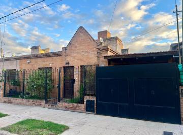 Casa · 64m² · 4 Ambientes · 1 Cochera · Casa de 2 Dorm. en Bajo Palermo