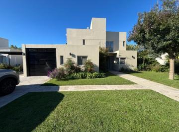 Casa · 240m² · 5 Ambientes · 4 Cocheras · Casa en Rumenco