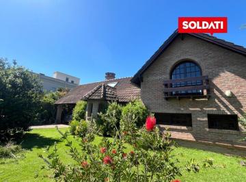 Casa · 193m² · 5 Ambientes · 1 Cochera · Casa en Venta en El Estribo - Cuarto en Planta Baja - Hermoso Jardín
