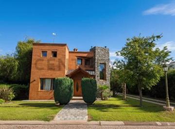 Casa · 330m² · 5 Ambientes · 2 Cocheras · Casa en Visltaba Country