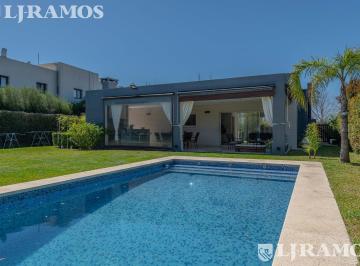 Casa · 181m² · 7 Ambientes · Lote Interno. 3 Dorm..
