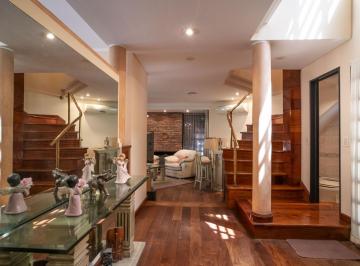 Casa · 284m² · 5 Ambientes · 4 Cocheras · Casa en Villa del Parque en Venta