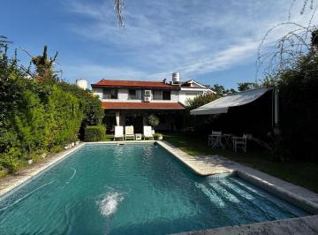 Casa · 337m² · 6 Ambientes · 1 Cochera · Casa en Venta en Acassuso 4 Dorm., Jardín con Pileta, Quincho con Parilla y Garaje Cubierto