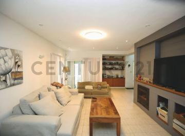 Casa · 195m² · 6 Ambientes · 2 Cocheras · Casa en Venta en City Bell de Tres Dorm.