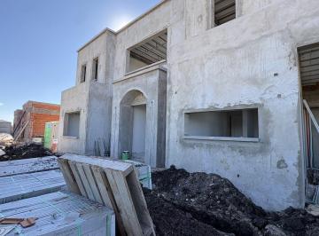 Casa · 249m² · 5 Ambientes · 1 Cochera · Casa en Venta a Estrenar Village Joven, Bella Vista