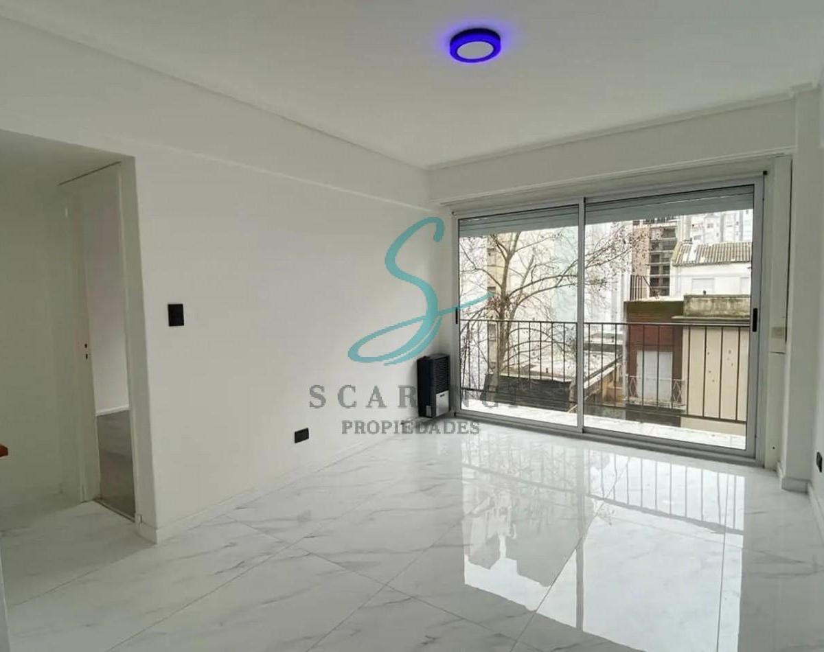 ¡Oportunidad! Departamento de dos ambientes, a la calle con balcon corrido saliente