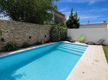 Casa · 260m² · 7 Ambientes · 2 Cocheras · Barrio Colón | Casa de 4 Dorm. Escritorio, Patio, Pileta y Cochera Doble