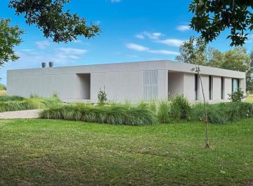 Casa · 400m² · 8 Ambientes · 2 Cocheras · Moderna Casa en Venta Estancia Las Lilas Lujan