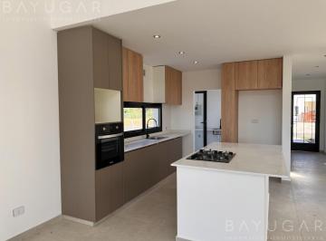 Casa · 145m² · 5 Ambientes · 3 Cocheras · Oportunidad - Casa en Barrio Santa Elena - Pilar del Este