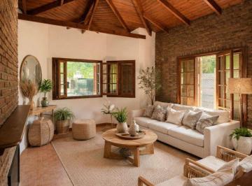 Casa de 4 ambientes, La Plata · Casa en Venta en City Bell - 27 Entre 470 y 471